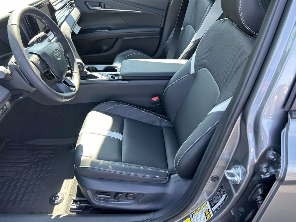 New 2026 Toyota Camry Hybrid FWD image 14