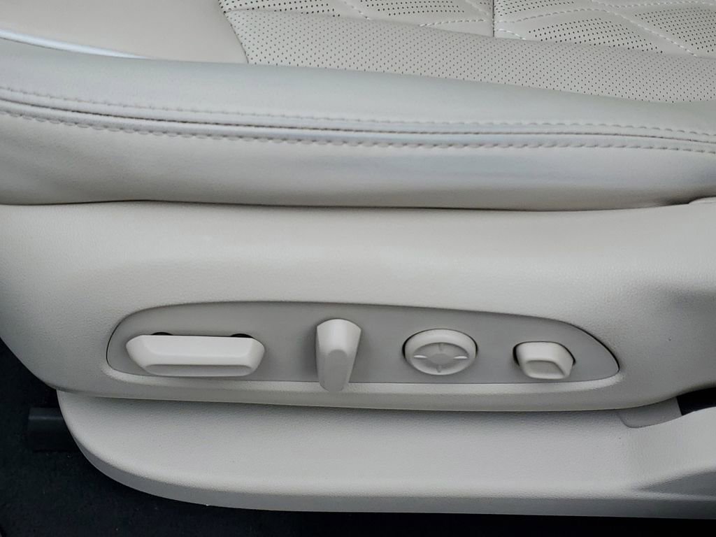 Used 2023 Buick Enclave Avenir w/ Avenir Technology Package AWD/4WD image 9
