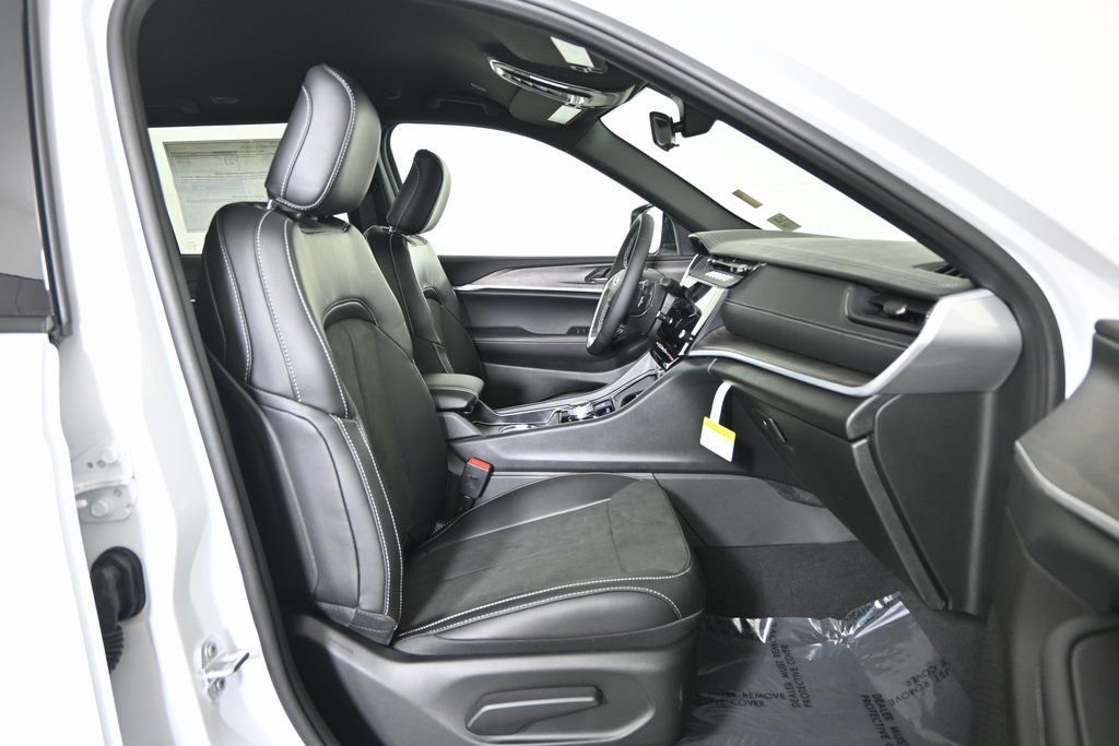 New 2026 Jeep Grand Cherokee Laredo image 13