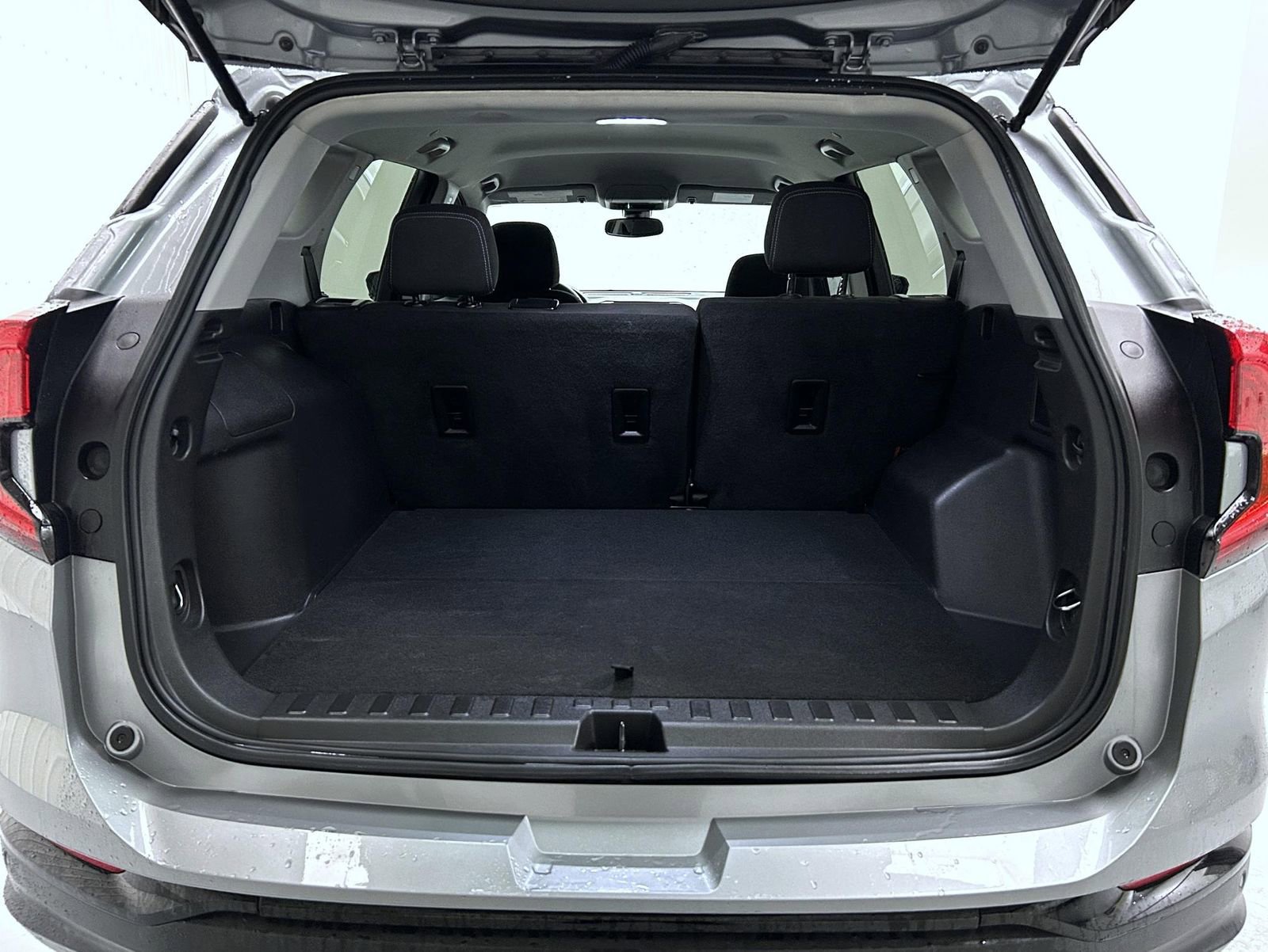 Used 2023 GMC Terrain SLE w/ Elevation Edition image 21