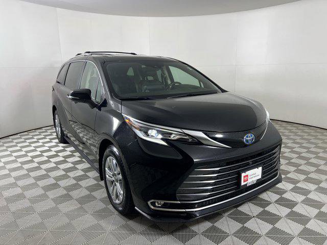 Certified 2022 Toyota Sienna Platinum image 1