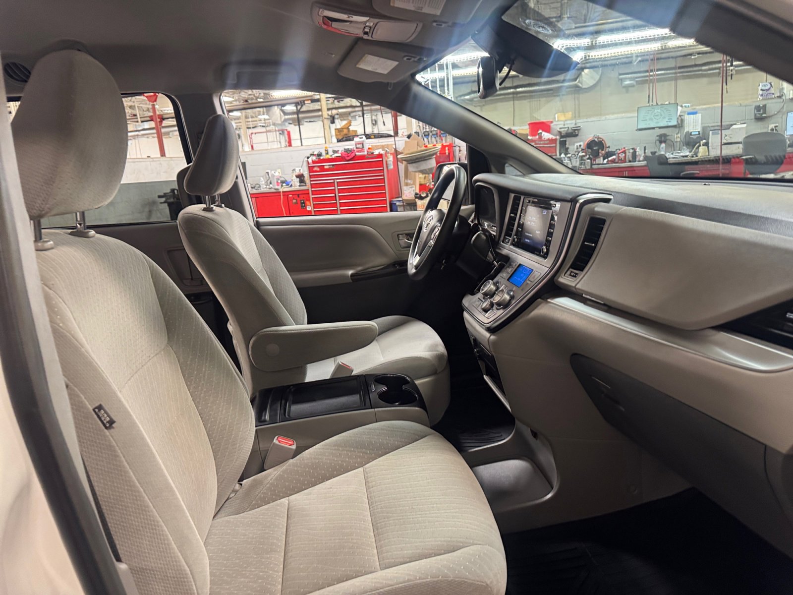 Certified 2019 Toyota Sienna LE w/ LE Preferred Package FWD image 19