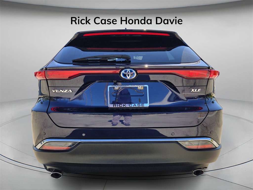 Used 2024 Toyota Venza XLE image 5