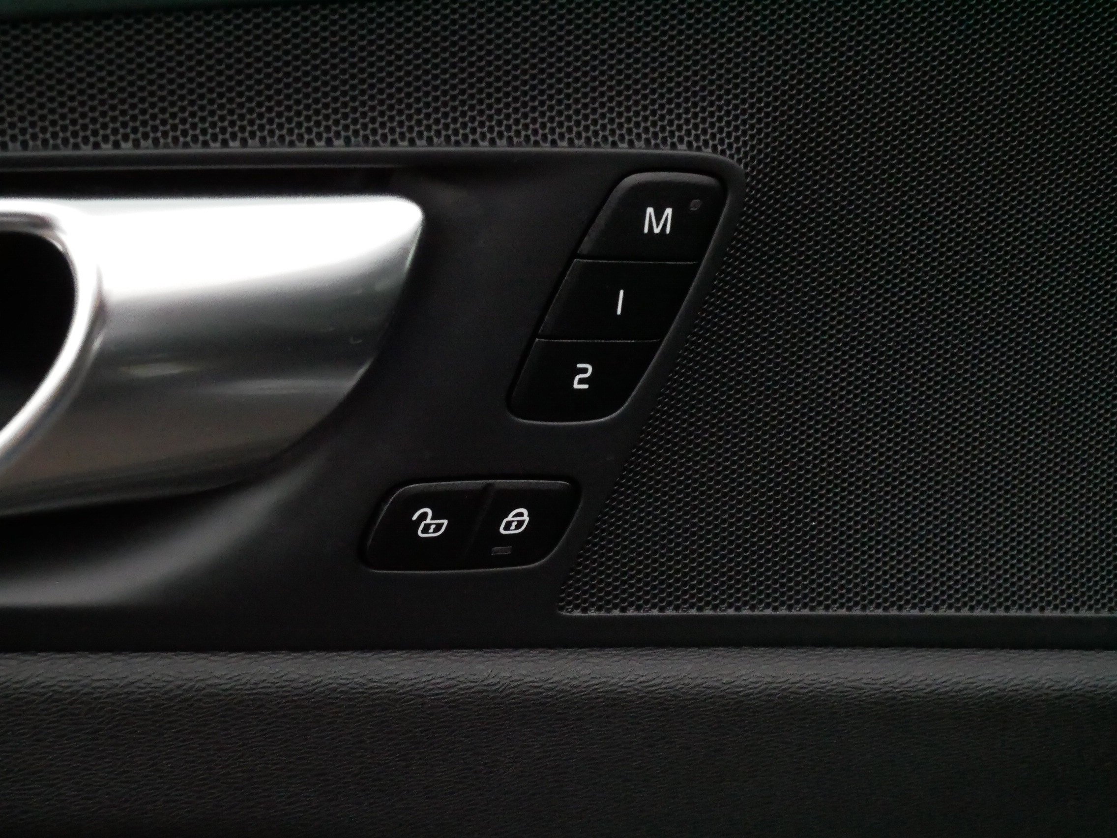 Used 2021 Volvo XC60 T5 Momentum w/ Premium Package image 19