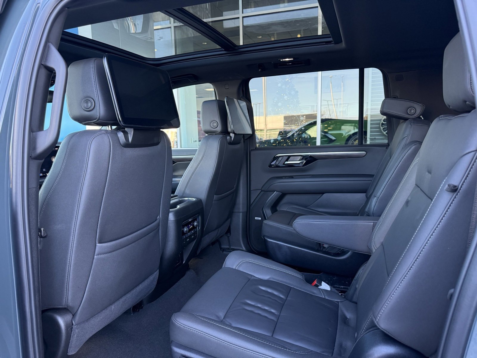 Used 2025 Chevrolet Suburban Z71 w/ Z71 Off-Road Package image 18