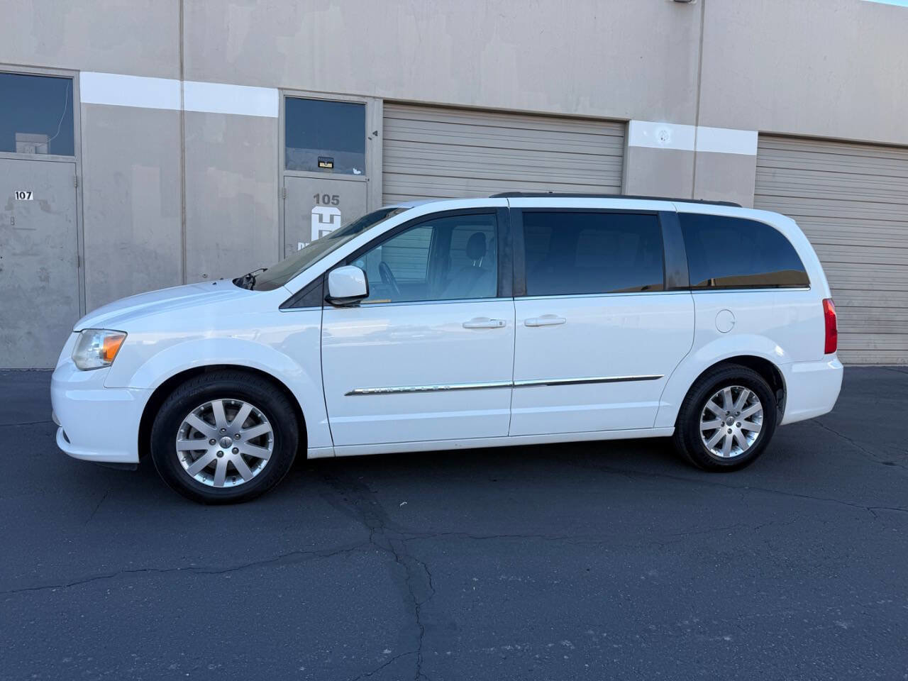 Used 2013 Chrysler Town & Country Touring image 1