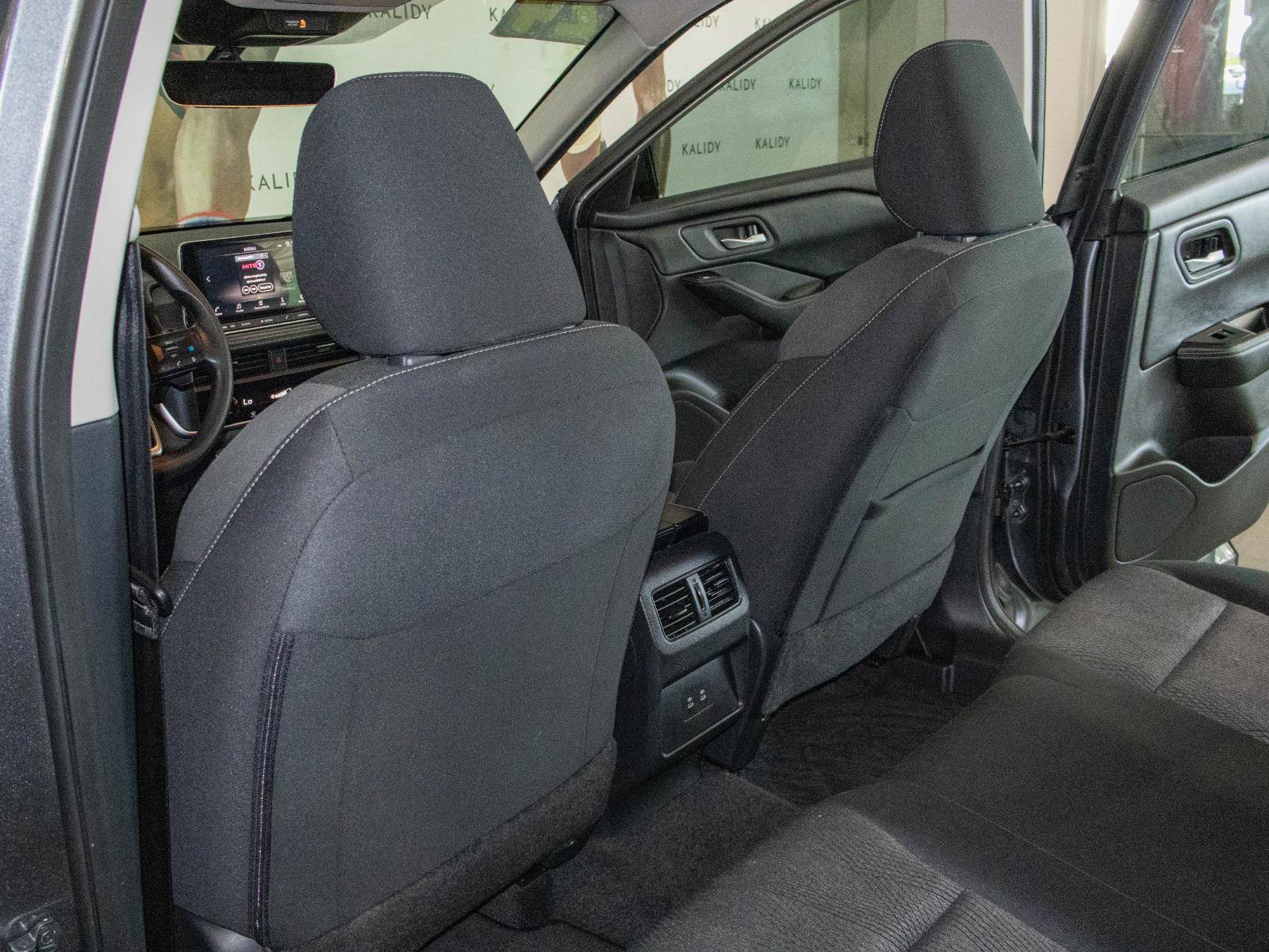 Used 2024 Nissan Rogue SV FWD image 9