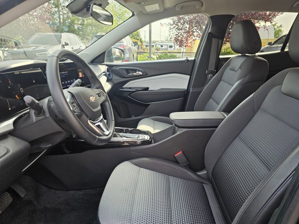 Used 2025 Chevrolet Trax LT w/ LT Convenience Package FWD image 25