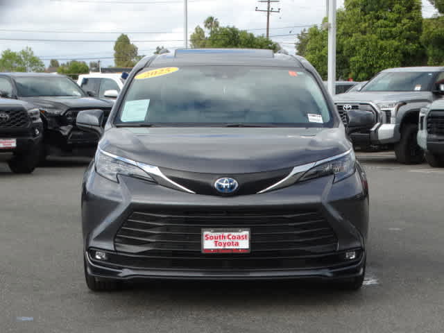 Used 2025 Toyota Sienna XLE w/ XLE Plus Package FWD image 3