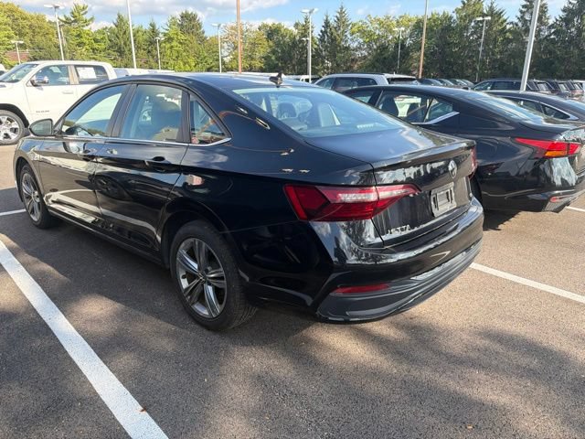 Used 2024 Volkswagen Jetta SE FWD image 4