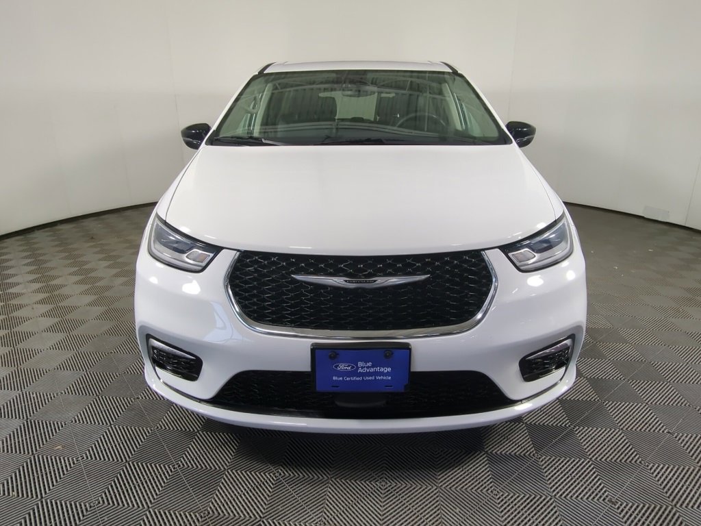 Used 2024 Chrysler Pacifica Touring-L image 3