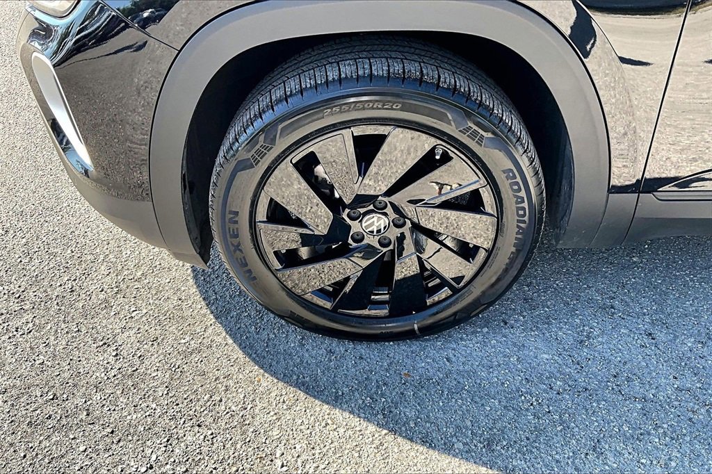 Certified 2025 Volkswagen Atlas SE w/ Black Wheel Package image 13