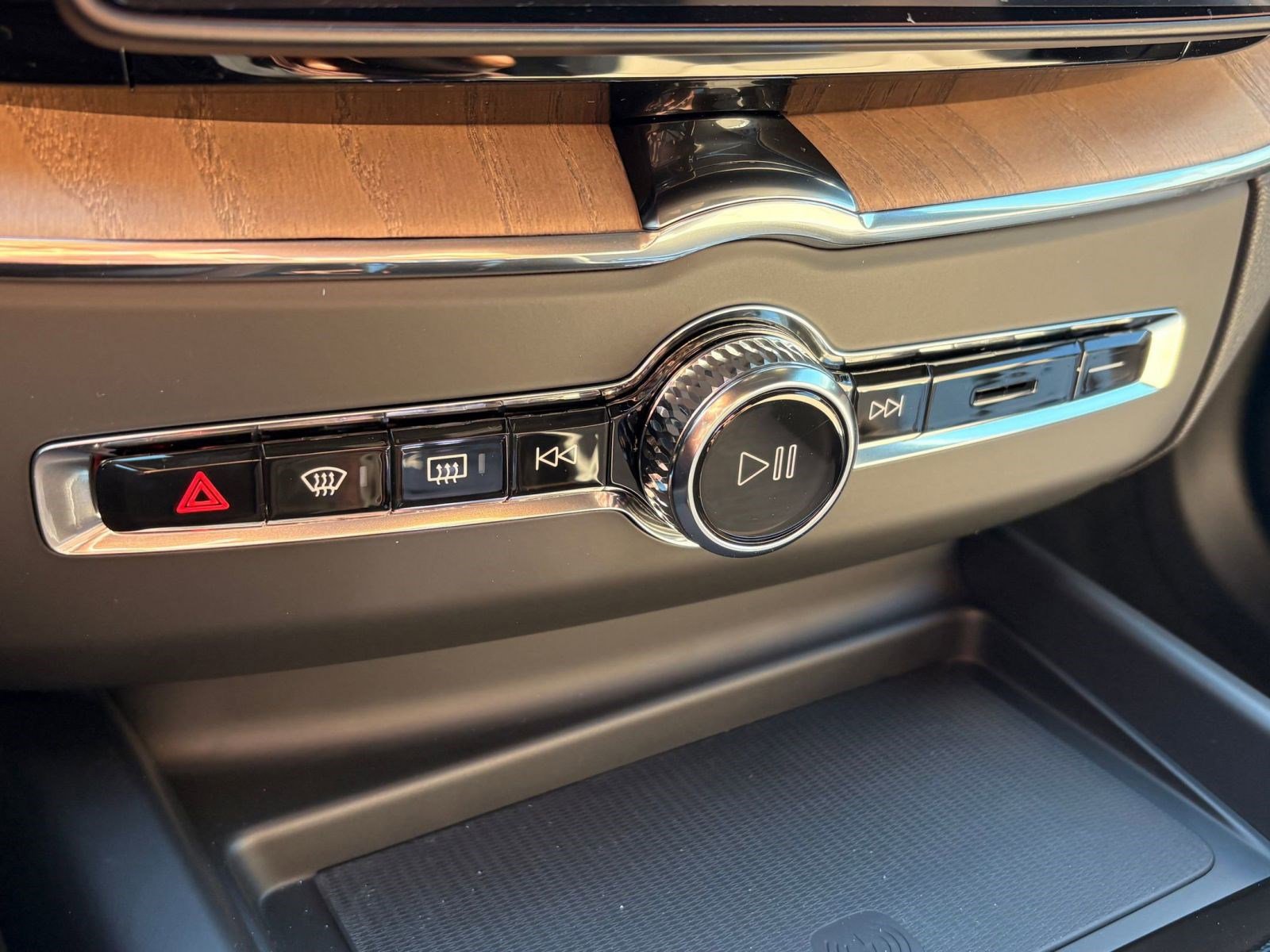 New 2026 Volvo XC60 B5 Plus w/ Climate Package image 18