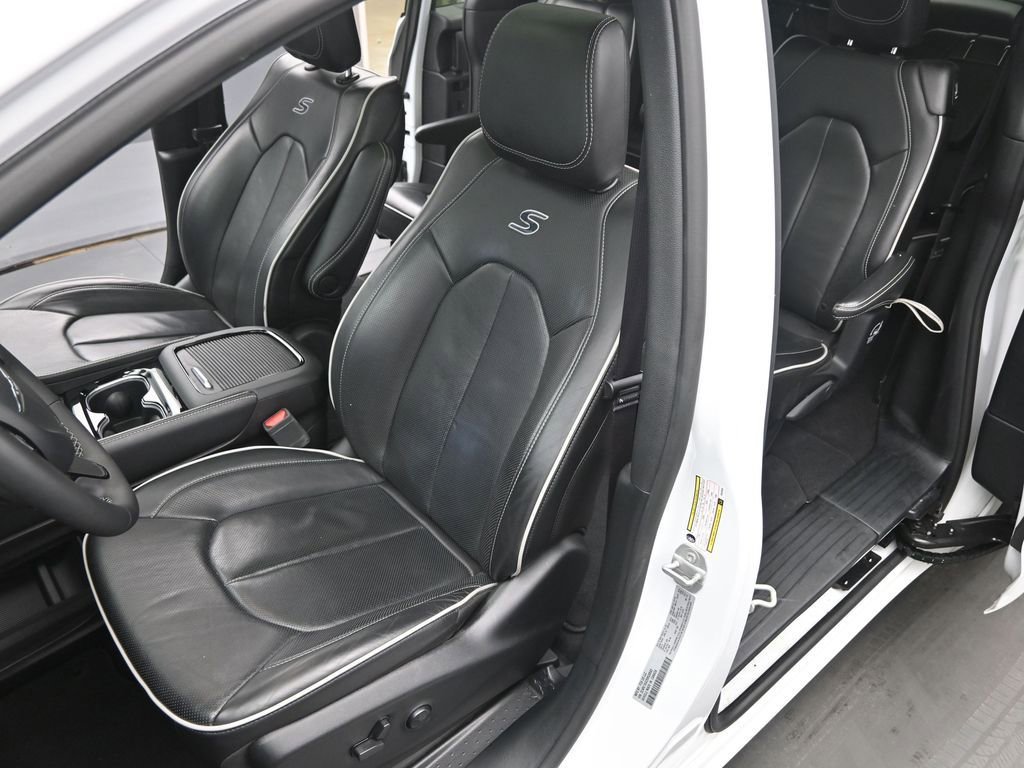 Used 2025 Chrysler Pacifica Limited image 11