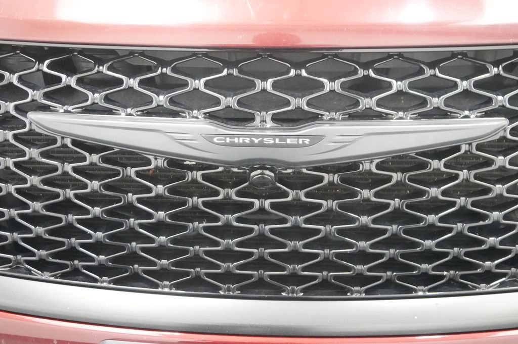 Used 2021 Chrysler Pacifica Touring-L w/ Uconnect Theater Family Group AWD/4WD image 12