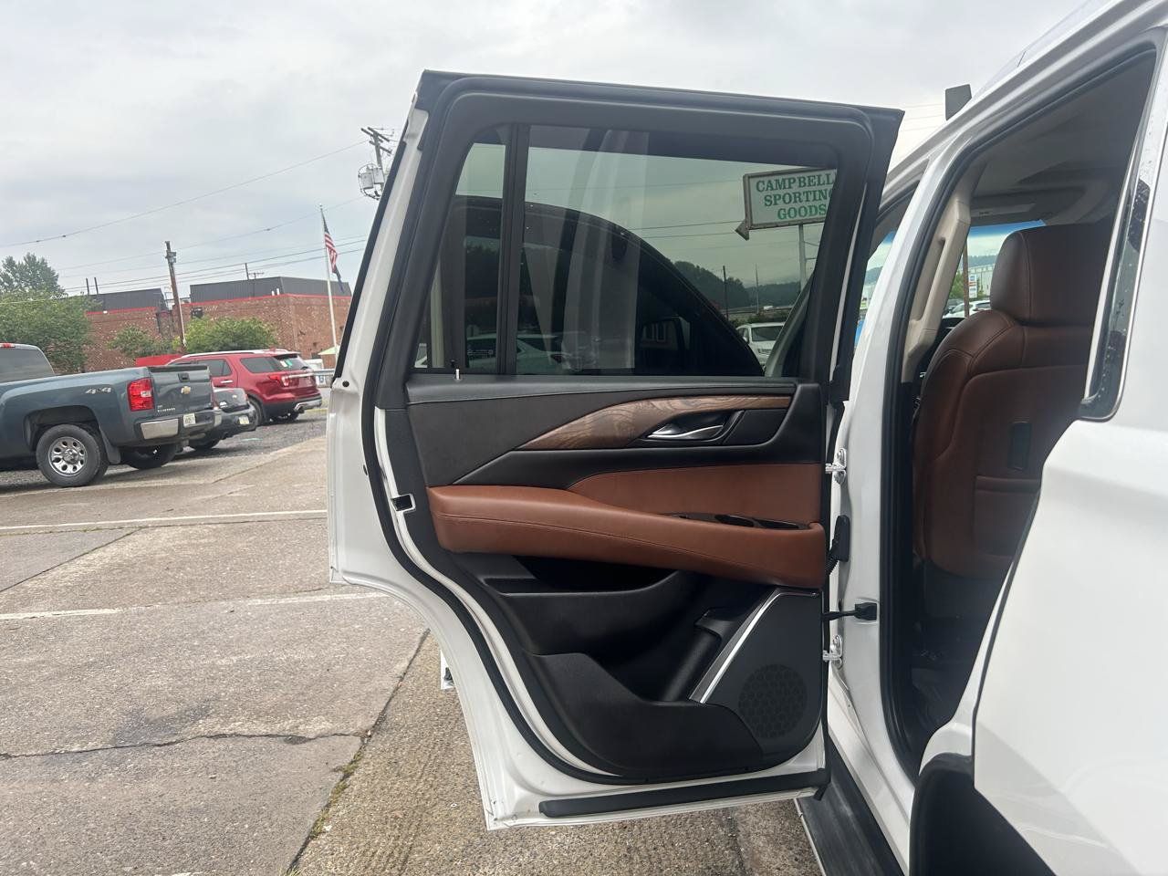 Used 2016 Cadillac Escalade Luxury AWD/4WD image 28