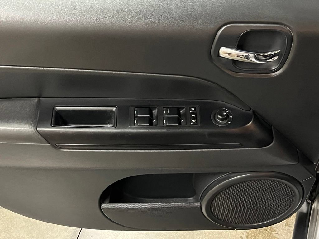 Used 2016 Jeep Patriot Latitude AWD/4WD image 15