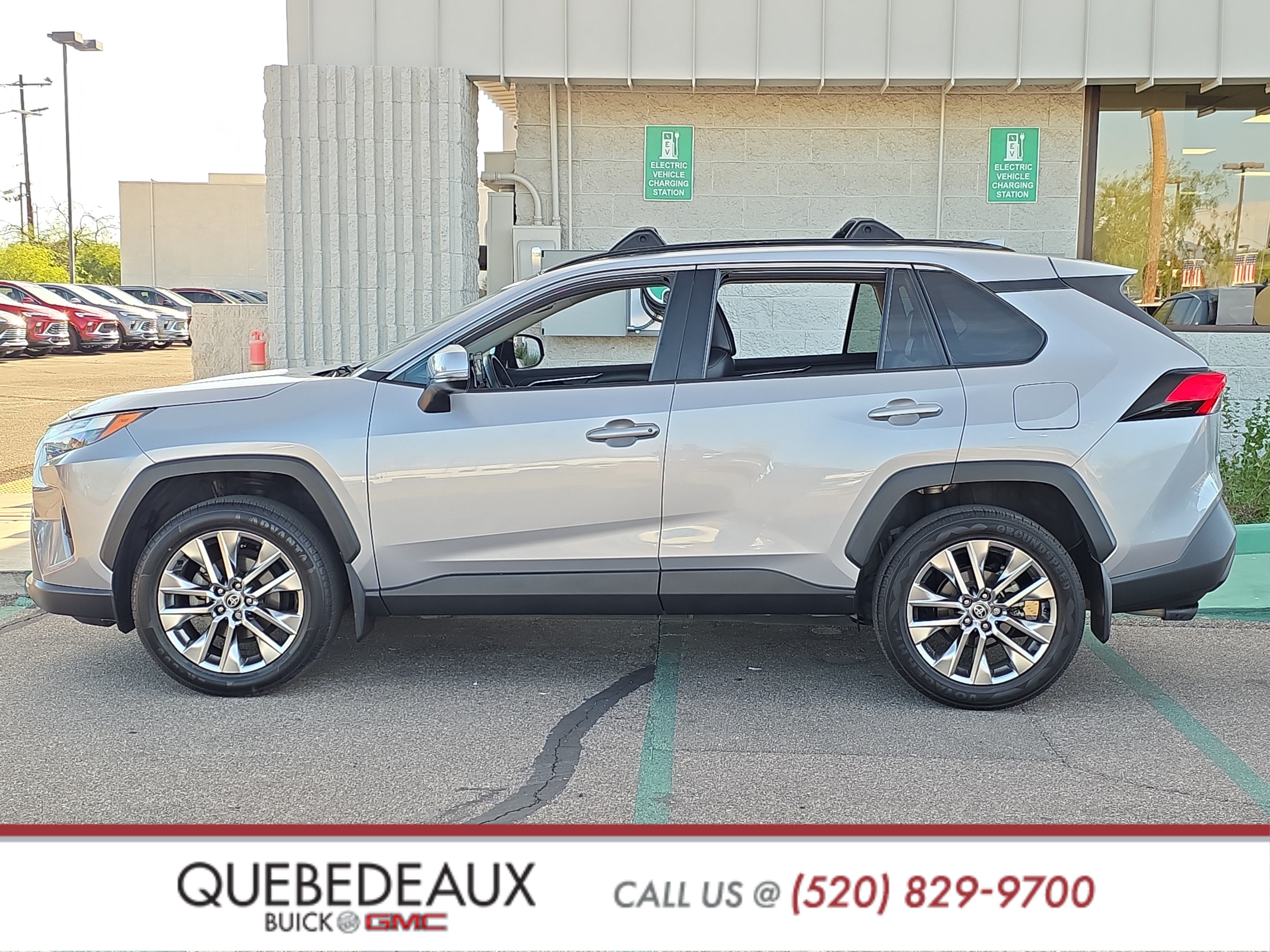 Used 2022 Toyota RAV4 XLE Premium FWD image 4