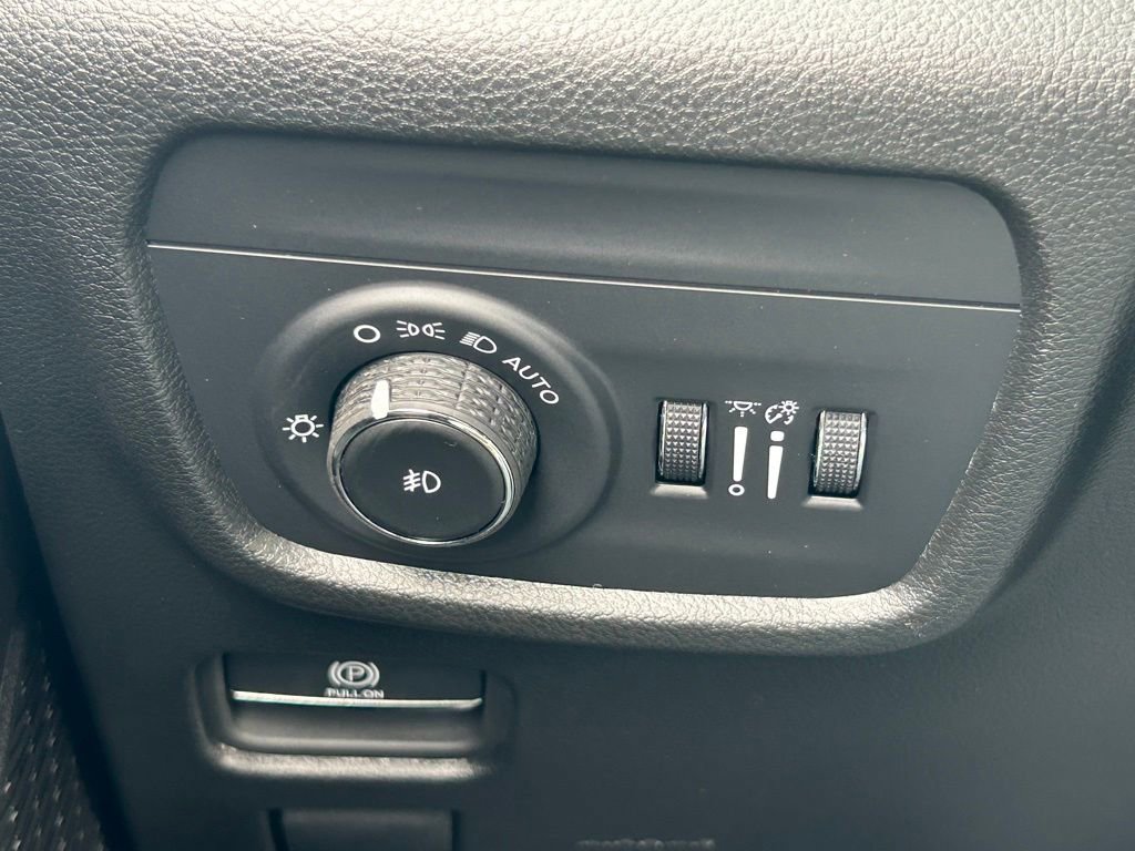 Used 2025 Jeep Grand Cherokee Limited w/ Black Appearance Package RWD image 34