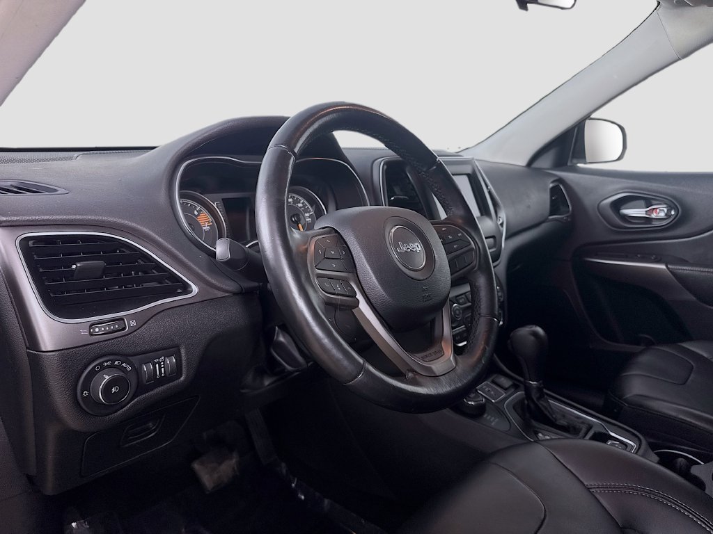 Used 2019 Jeep Cherokee Latitude Plus AWD/4WD image 10