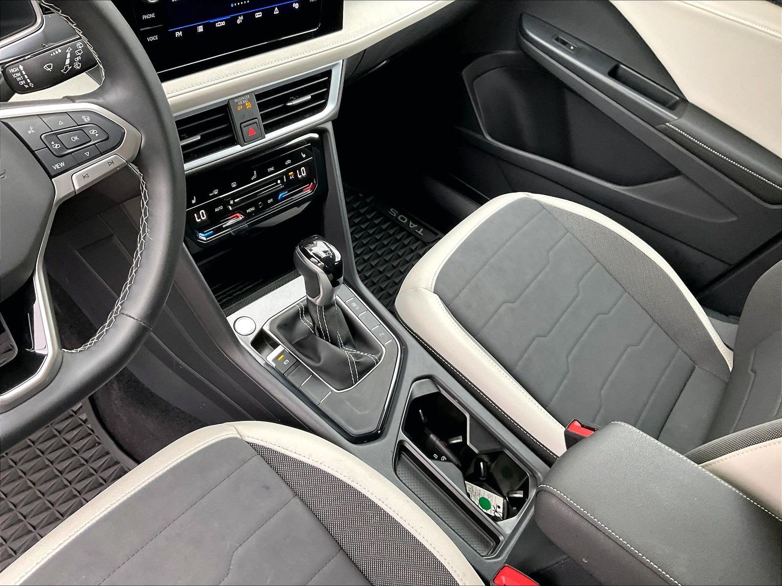 Certified 2025 Volkswagen Taos SE FWD image 17