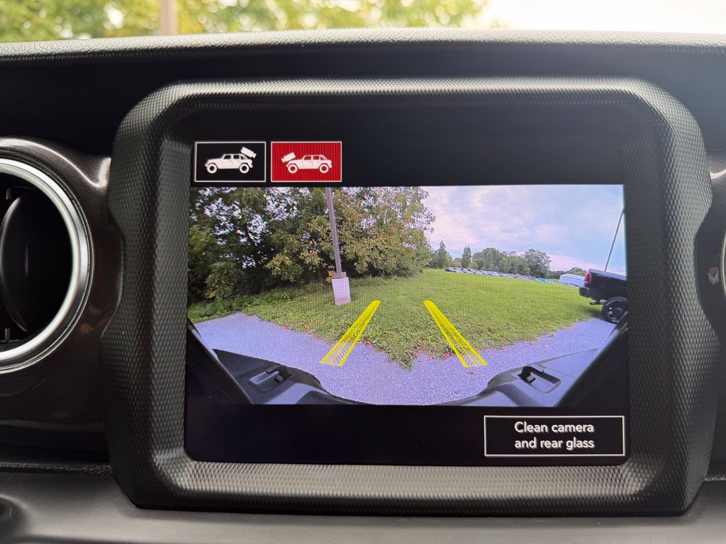 Used 2022 Jeep Wrangler Unlimited Sahara AWD/4WD image 23