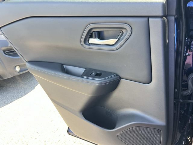Used 2025 Nissan Rogue SV AWD/4WD image 17