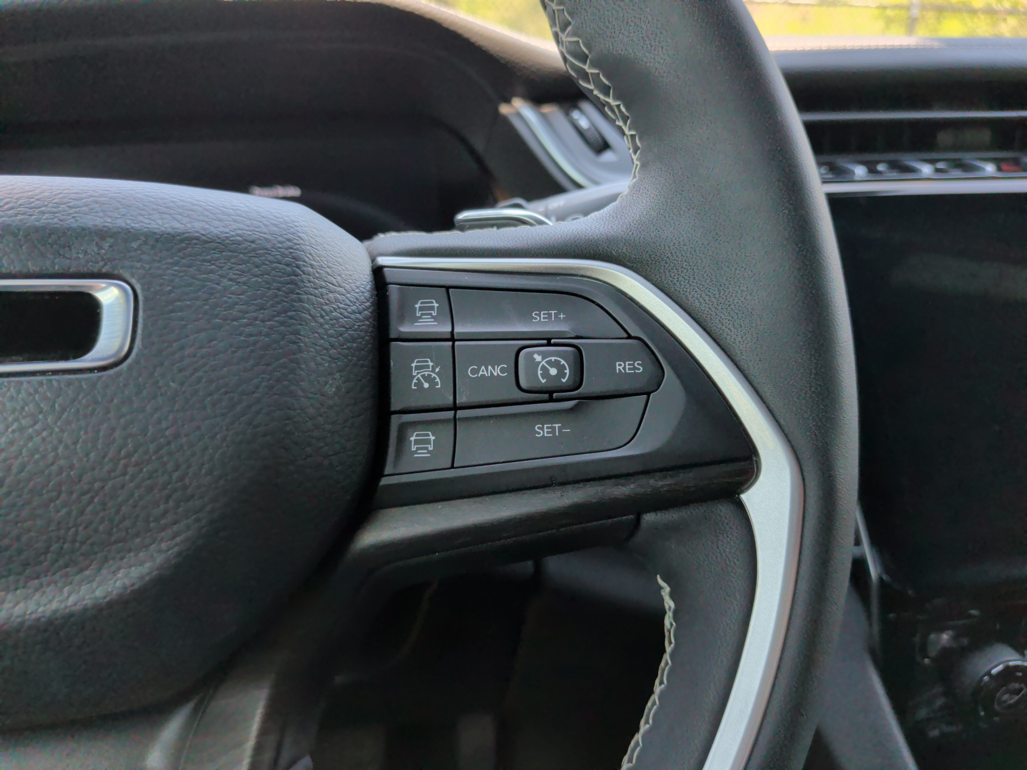 Used 2025 Jeep Grand Cherokee Limited w/ Luxury Tech Group II RWD image 23