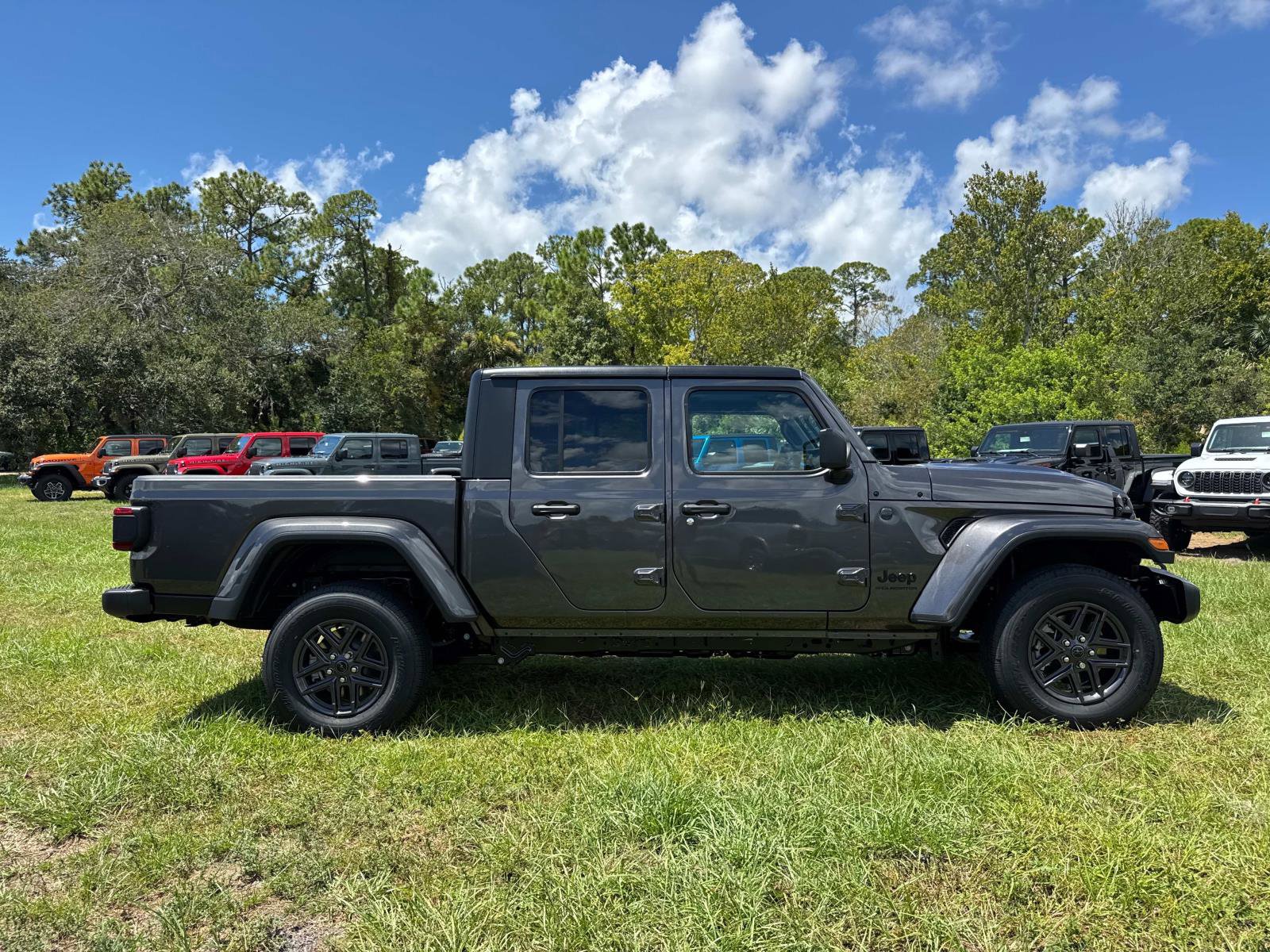 New 2025 Jeep Gladiator Sport AWD/4WD image 2