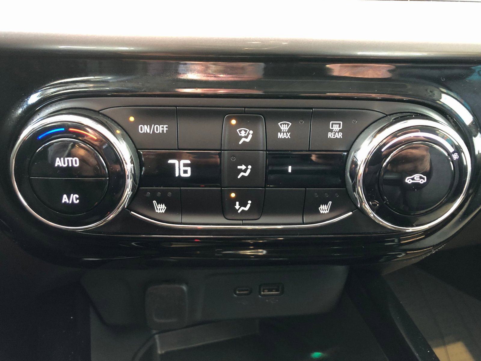 Used 2024 Chevrolet Trax LT w/ Sunroof Package image 24