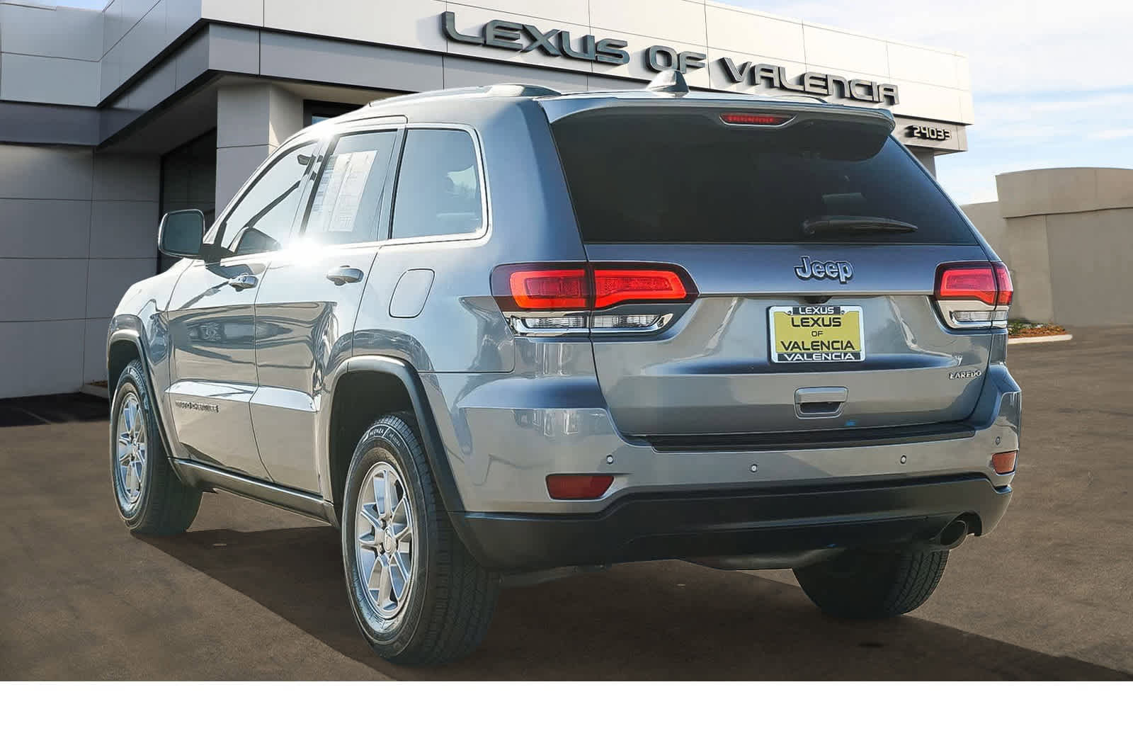 Used 2020 Jeep Grand Cherokee Laredo image 2