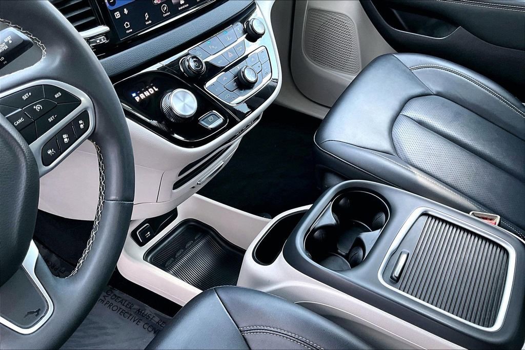 Used 2024 Chrysler Pacifica Touring-L FWD image 17