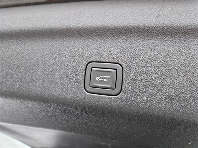 Used 2023 GMC Yukon XL SLT image 9