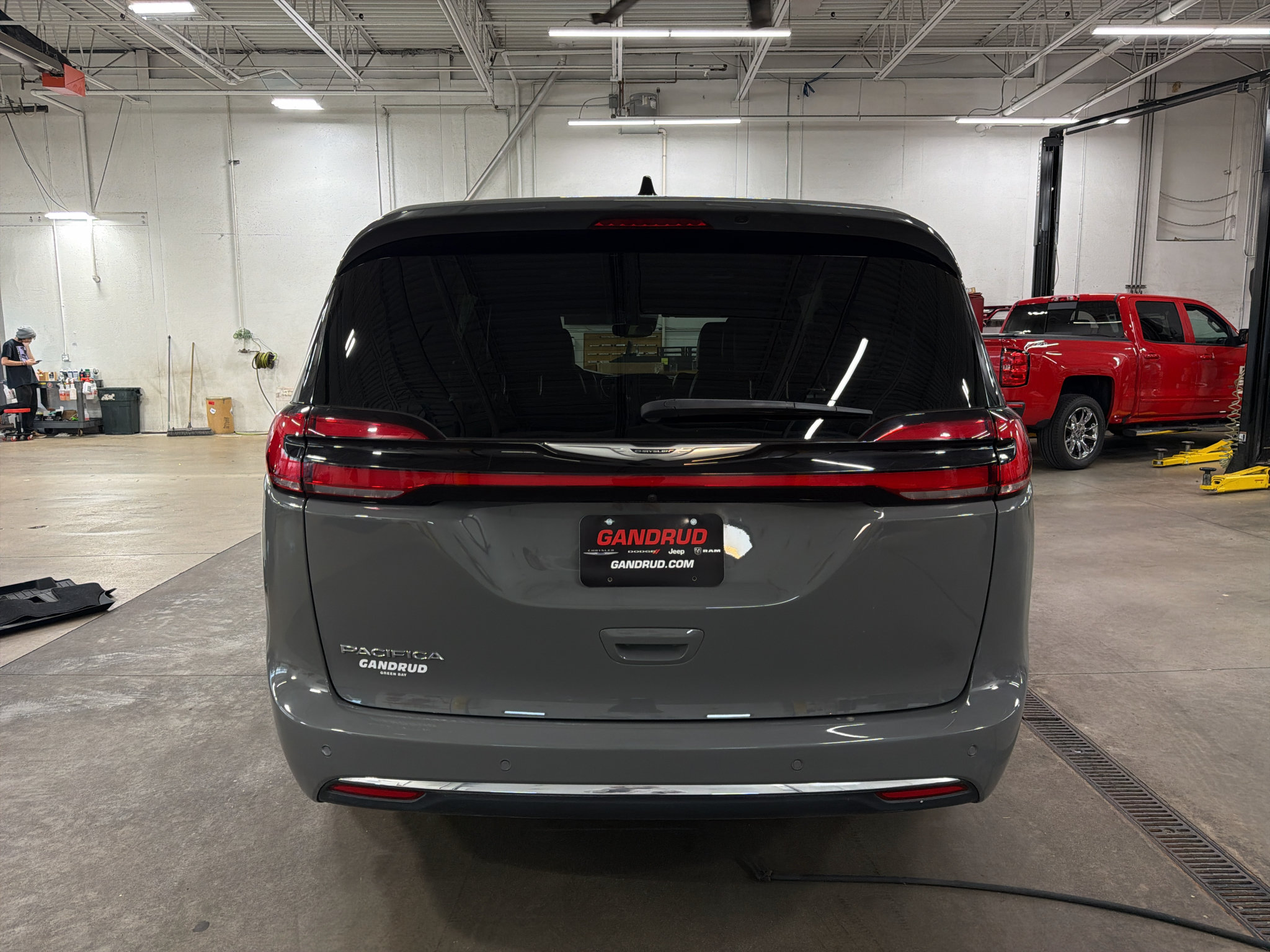 Used 2025 Chrysler Pacifica Select FWD image 4