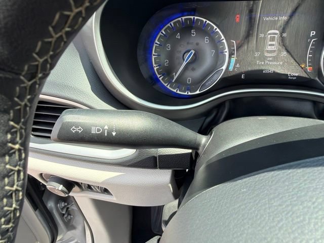 Used 2023 Chrysler Pacifica Touring-L FWD image 28