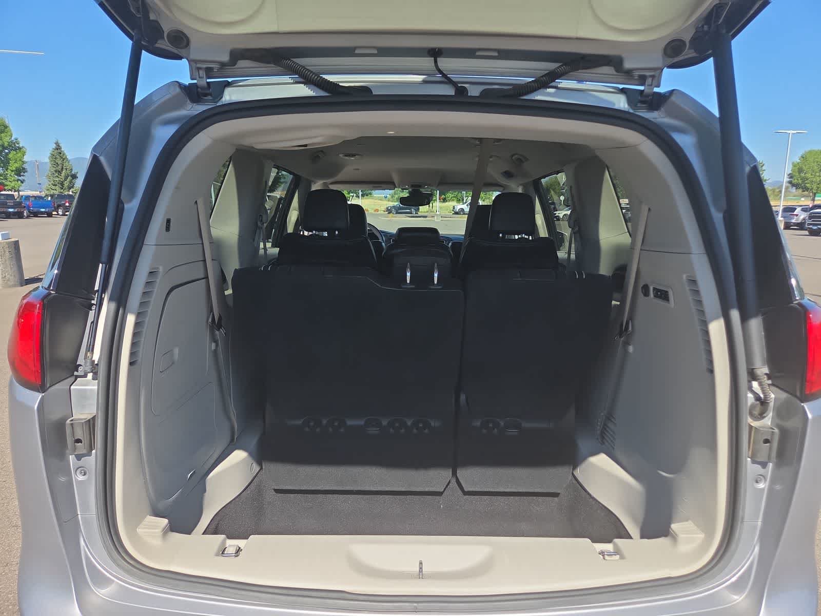 Used 2017 Chrysler Pacifica Limited FWD image 27