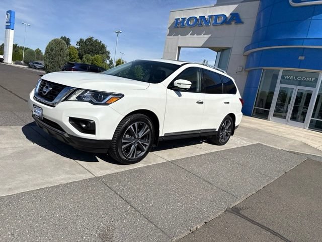 Used 2017 Nissan Pathfinder Platinum w/ Family Entertainment Package AWD/4WD image 11