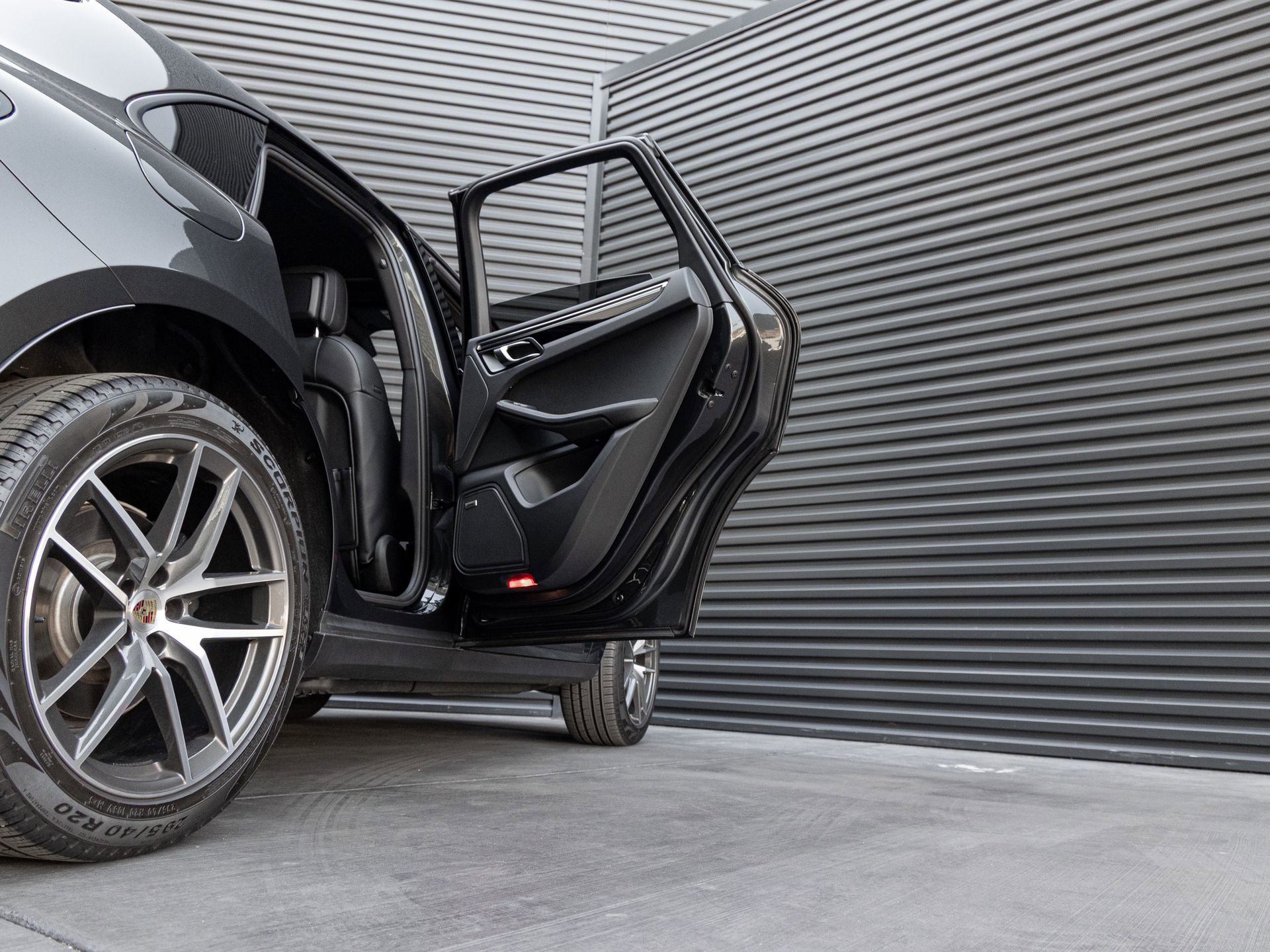 Certified 2025 Porsche Macan AWD/4WD image 32
