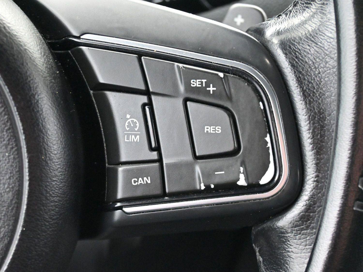 Used 2017 Jaguar F-PACE Premium image 20