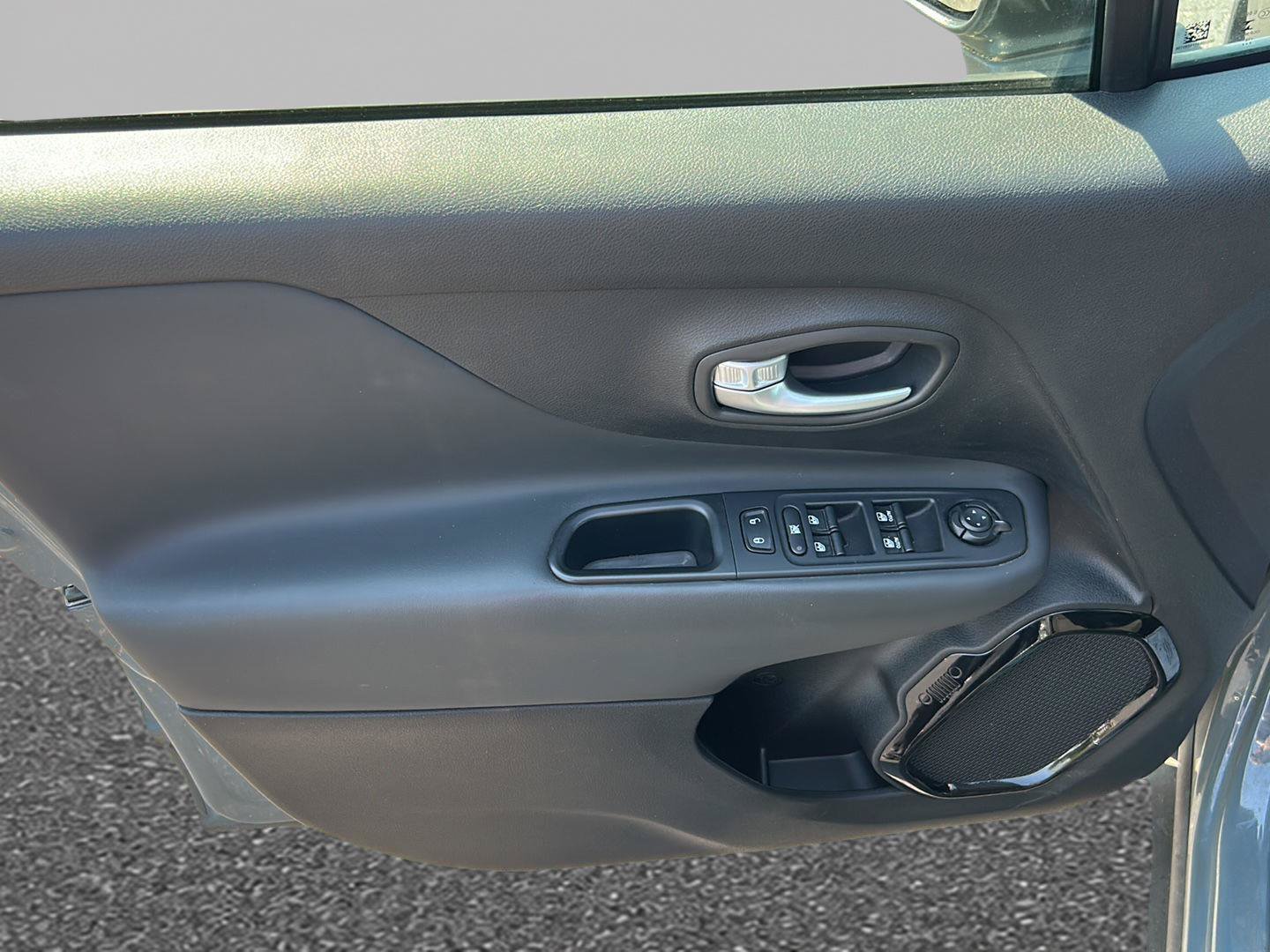 Used 2018 Jeep Renegade Altitude FWD image 18