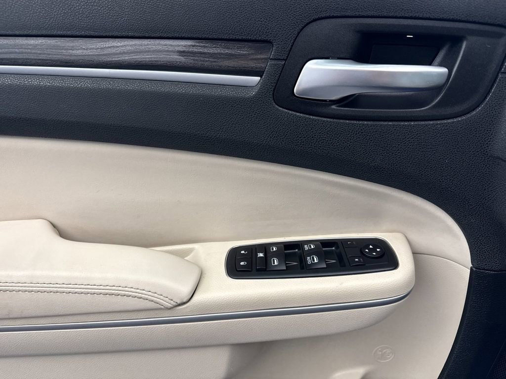 Used 2019 Chrysler 300 Touring image 10