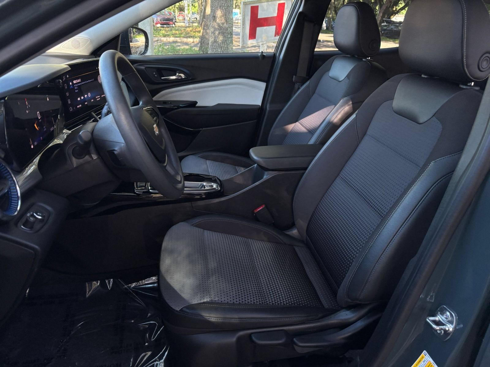 Used 2025 Chevrolet Trax LT FWD image 25
