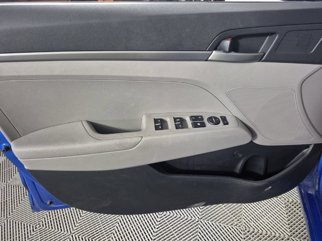 Used 2018 Hyundai Elantra SE w/ Winter Weather Package FWD image 6
