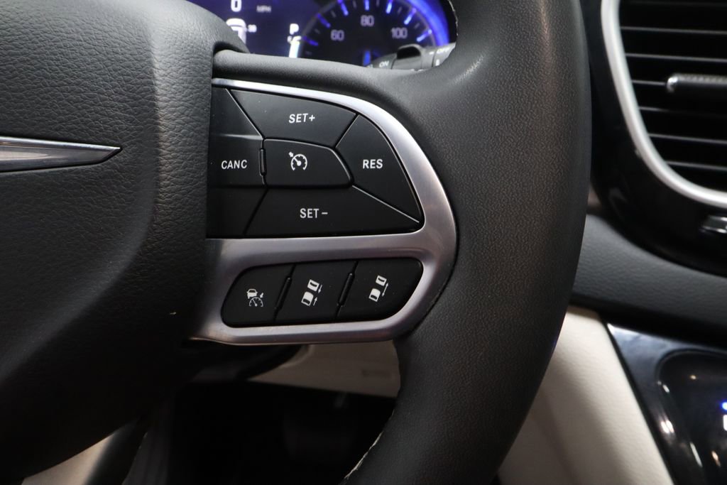 Used 2023 Chrysler Pacifica Touring-L FWD image 28