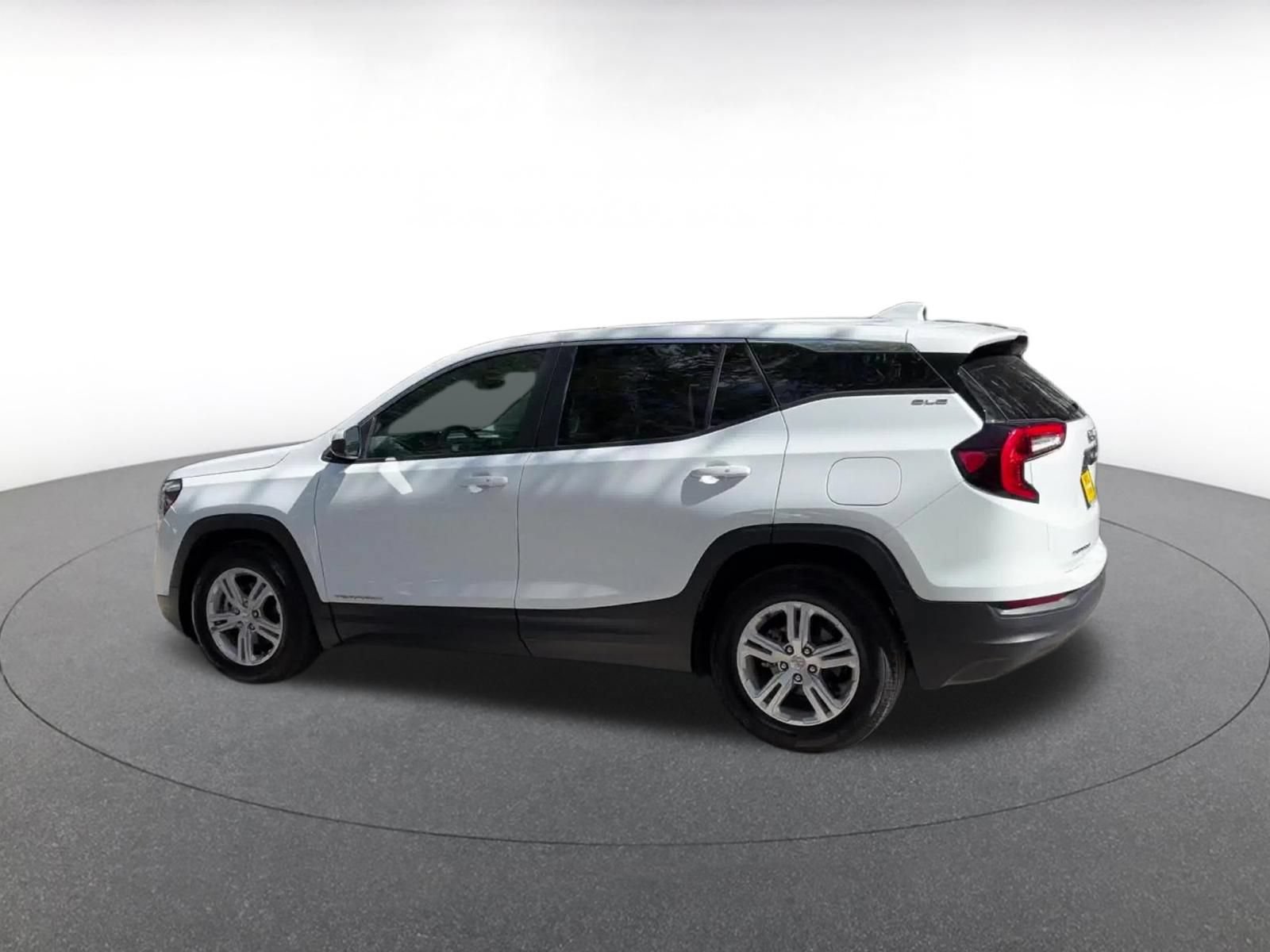 Used 2024 GMC Terrain SLE FWD image 9