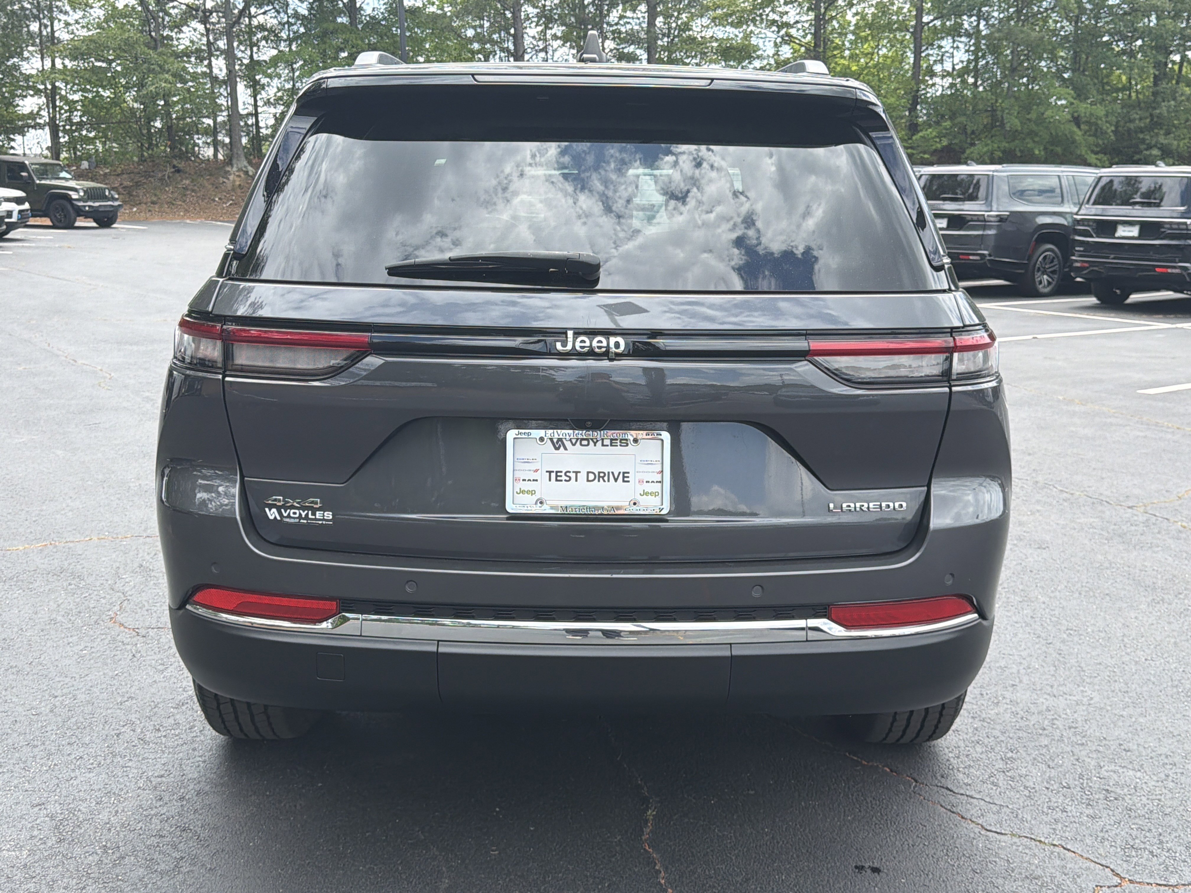 Used 2023 Jeep Grand Cherokee Laredo AWD/4WD image 7