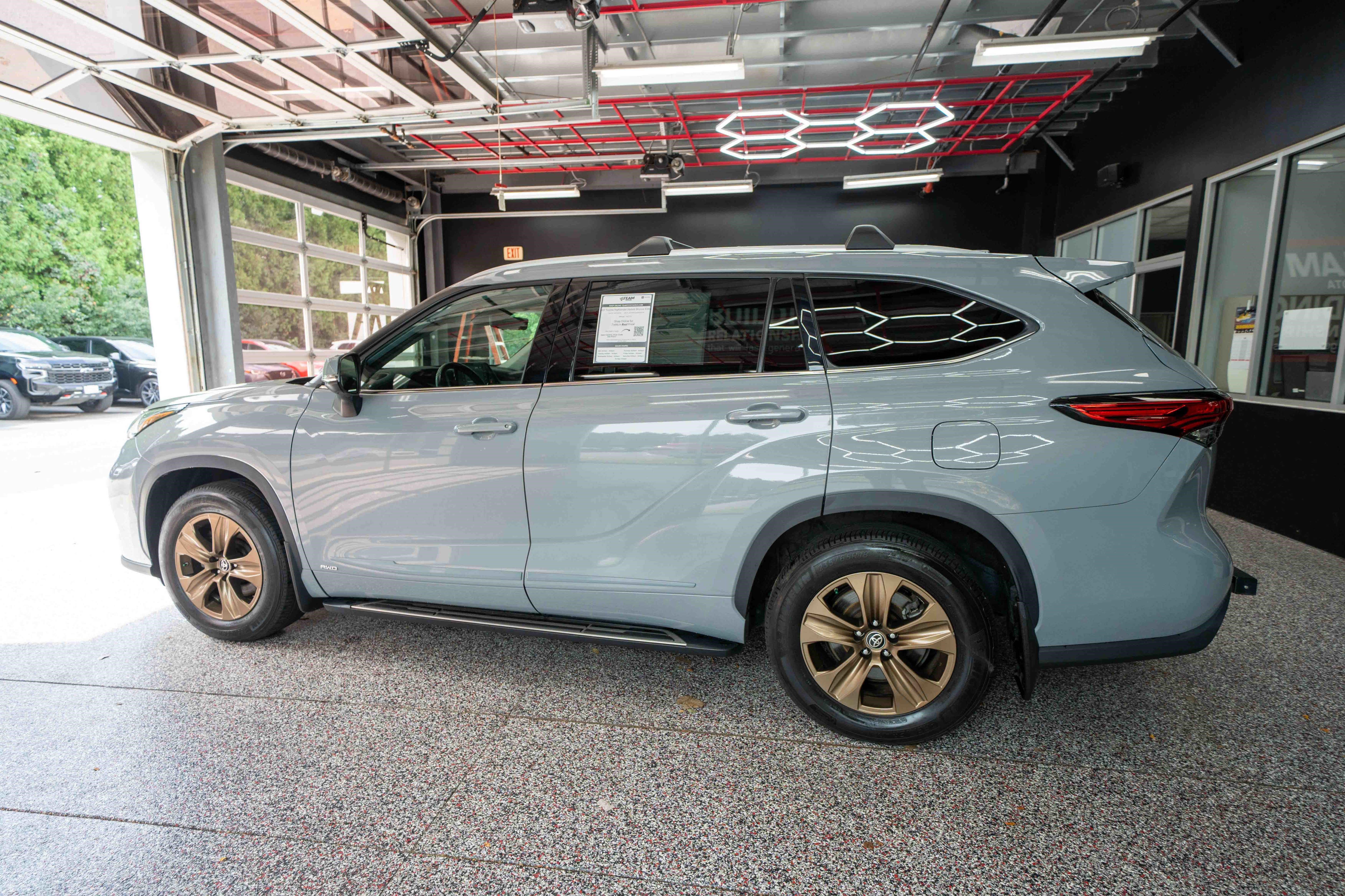 Used 2022 Toyota Highlander Bronze Edition AWD/4WD image 2