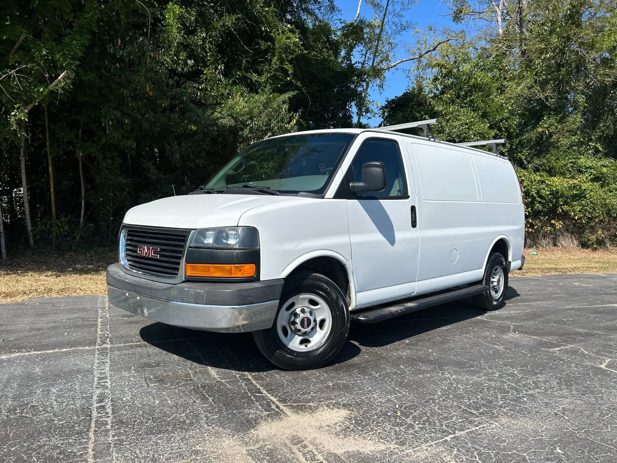 Used 2017 GMC Savana 2500 Van 3D image 3