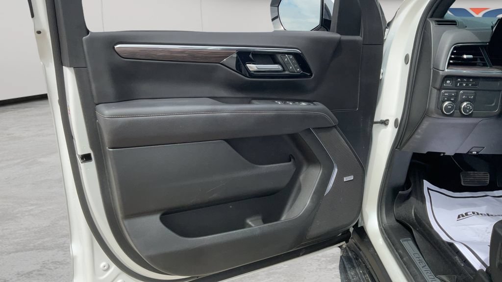 Used 2025 Chevrolet Suburban Premier AWD/4WD image 31