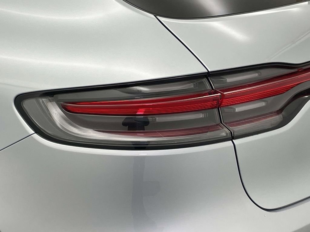 Certified 2022 Porsche Macan image 16